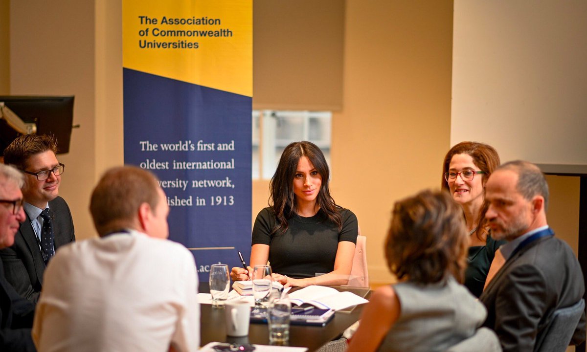 Королівський приклад: топ-4 варіанти зачісок Меган Маркл, які легко повторити