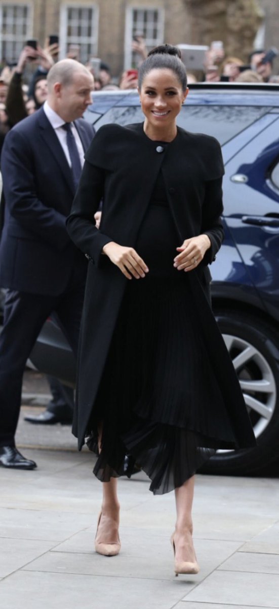 Сама элегантность: Меган Маркл вышла в свет в черном пальто от Givenchy