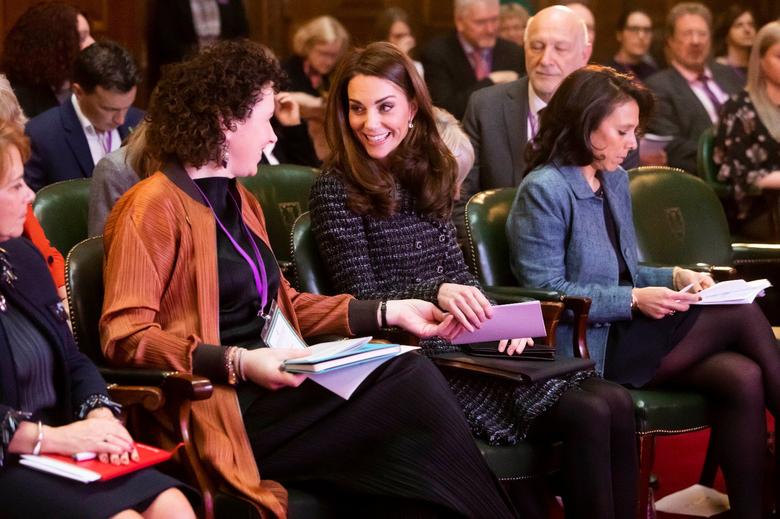 Стильне рішення: Кейт Міддлтон вийшла у світ в трендовому твідовому костюмі