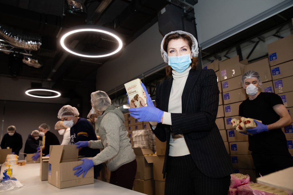 Фонд Порошенко отправил продуктовые наборы пенсионерам и людям с инвалидностью