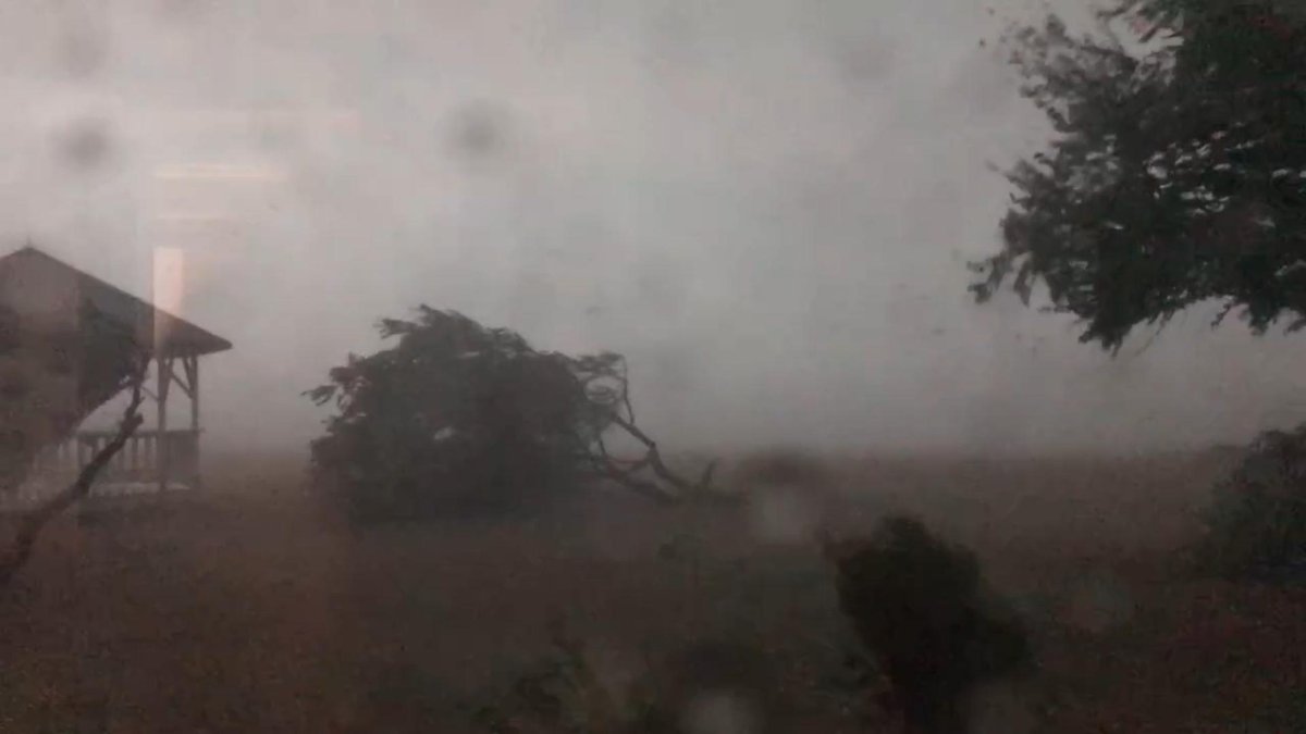 Затоплені дороги і будинки: Крим сильно постраждав через стихію (фото, відео)