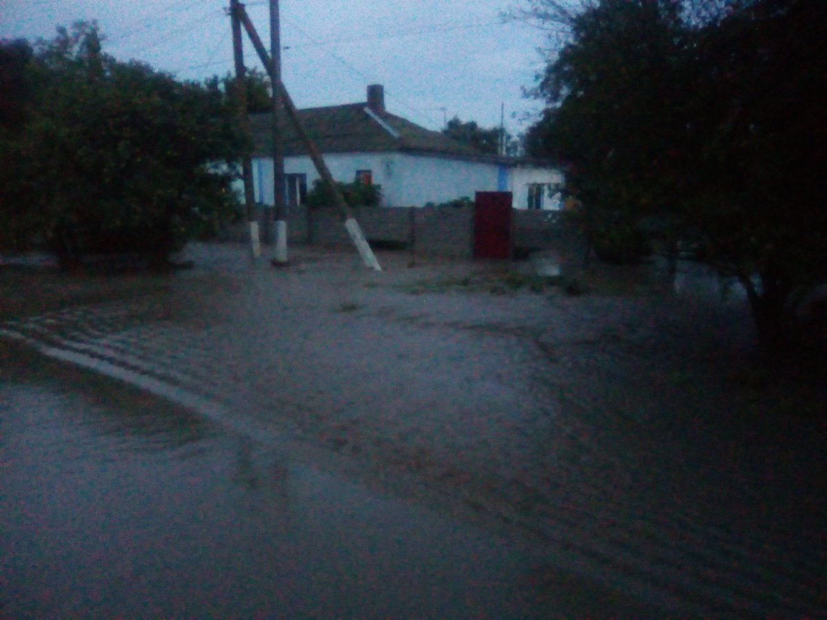 Затоплені дороги і будинки: Крим сильно постраждав через стихію (фото, відео)