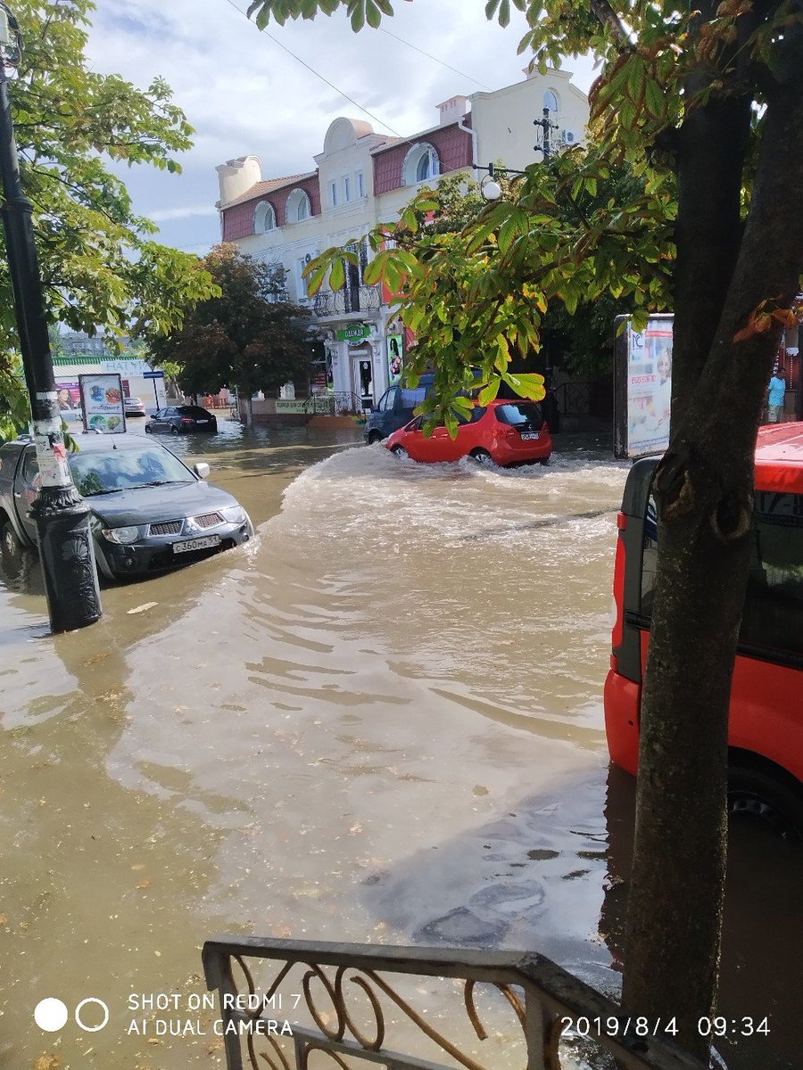 Затоплені дороги і будинки: Крим сильно постраждав через стихію (фото, відео)