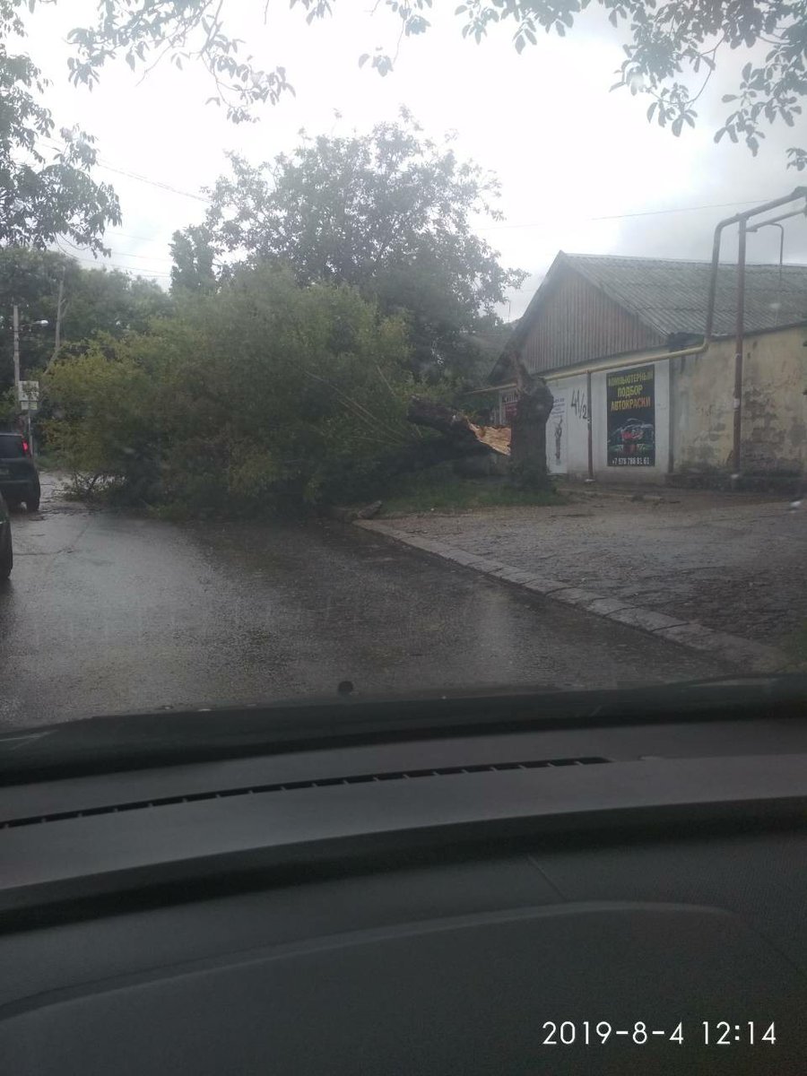 Затоплені дороги і будинки: Крим сильно постраждав через стихію (фото, відео)
