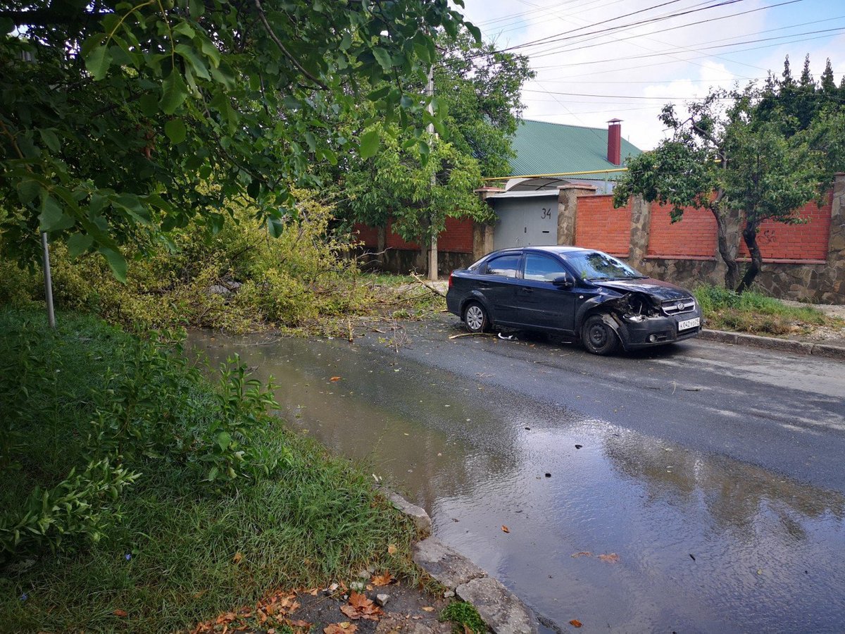 Затоплені дороги і будинки: Крим сильно постраждав через стихію (фото, відео)