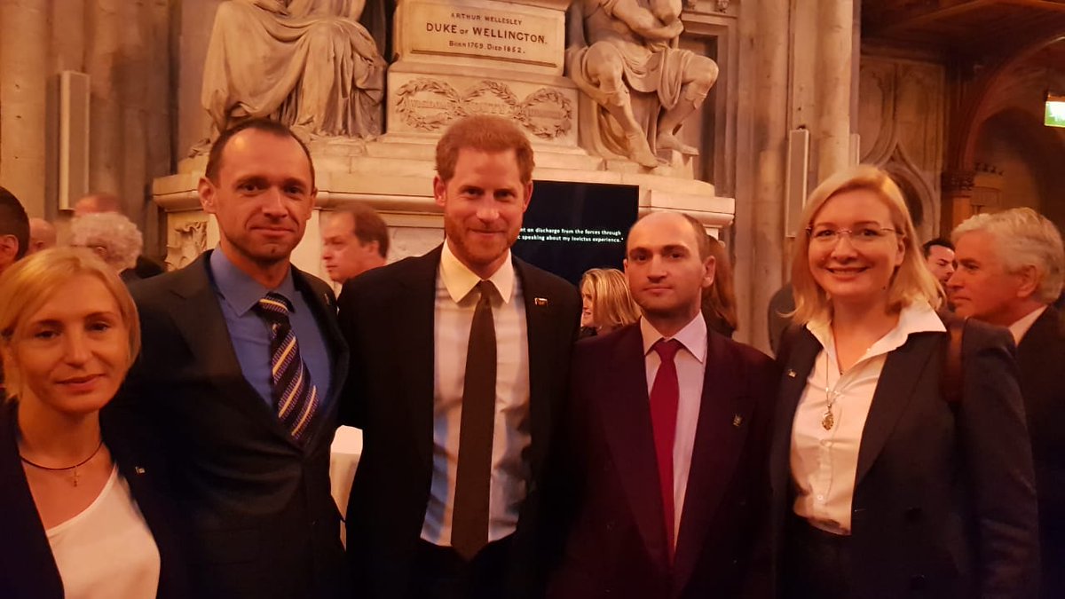 Принц Гарри сфотографировался с украинским пограничником и ветераном АТО