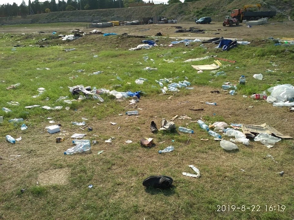 Порожні пляжі і сміття: в мережі показали, до чого окупанти довели Крим