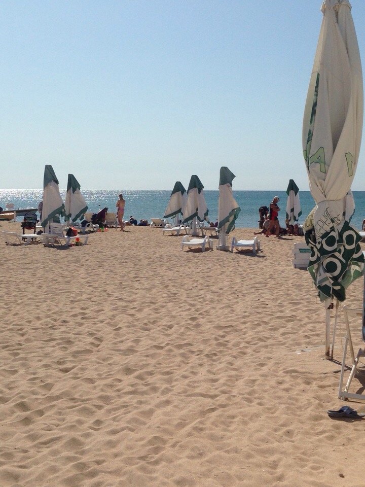 Порожні пляжі і сміття: в мережі показали, до чого окупанти довели Крим