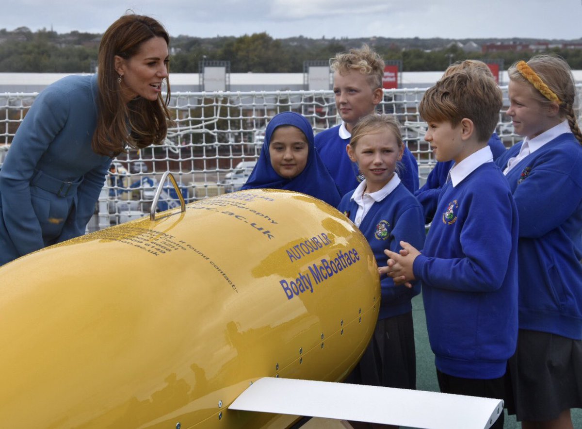 Чарівна &quot;морячка&quot;: Кейт Міддлтон блищить в небесно-блакитному пальто від Alexander McQueen