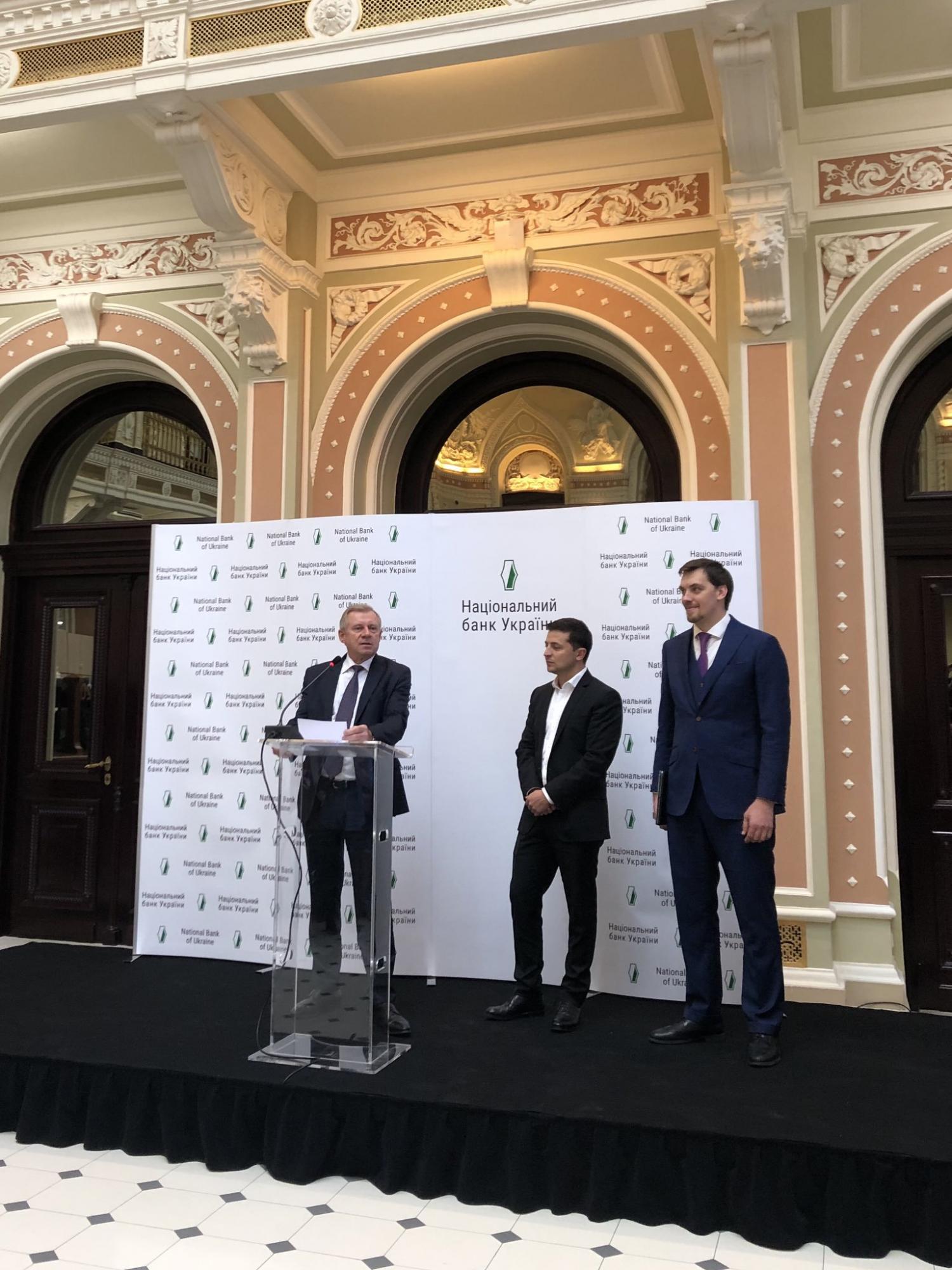 Зеленский проведет совещание с представителями НБУ и Кабмина