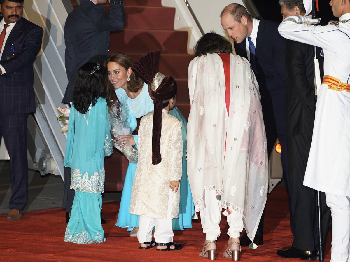 Сказочно красива: Кейт Миддлтон в небесно-голубом наряде блистает в Пакистане
