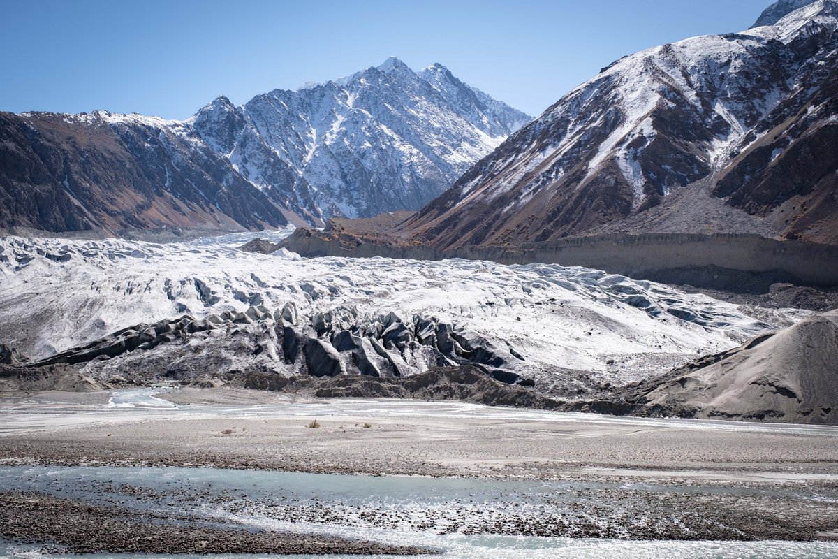 В комфортном наряде и необычном головном уборе: Кейт Миддлтон очаровала горных жителей Пакистана