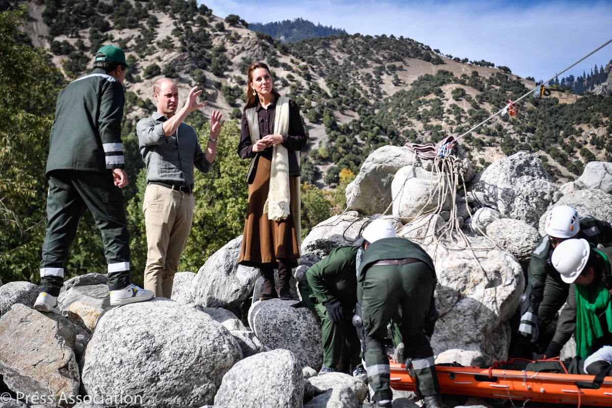 В комфортном наряде и необычном головном уборе: Кейт Миддлтон очаровала горных жителей Пакистана