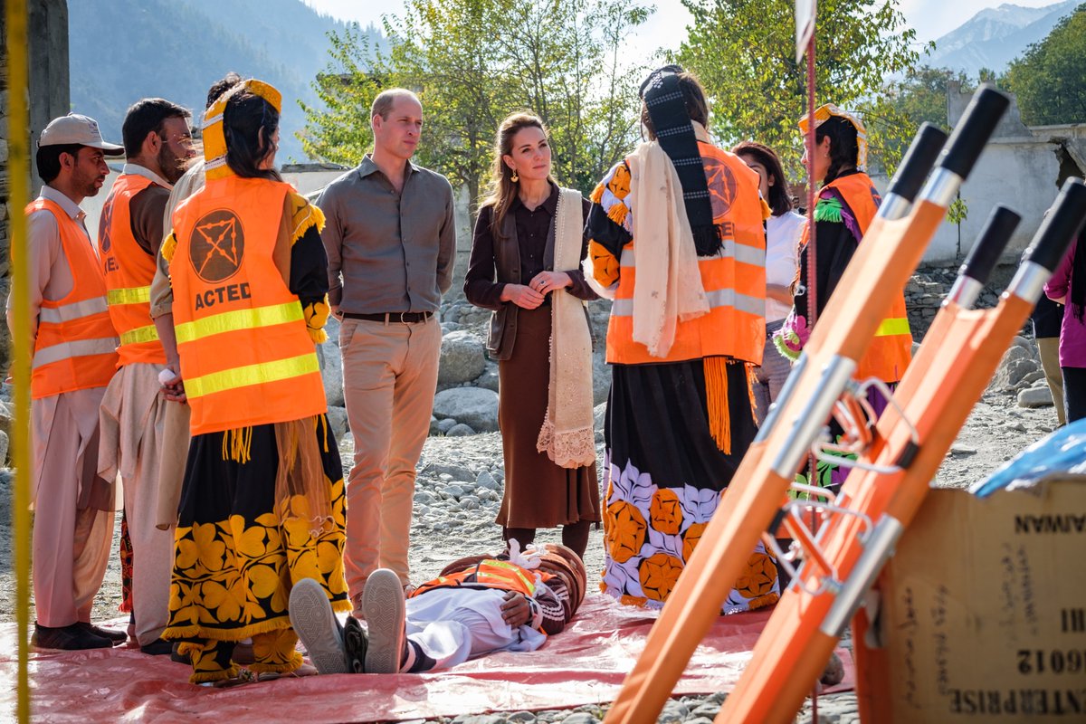 В комфортном наряде и необычном головном уборе: Кейт Миддлтон очаровала горных жителей Пакистана