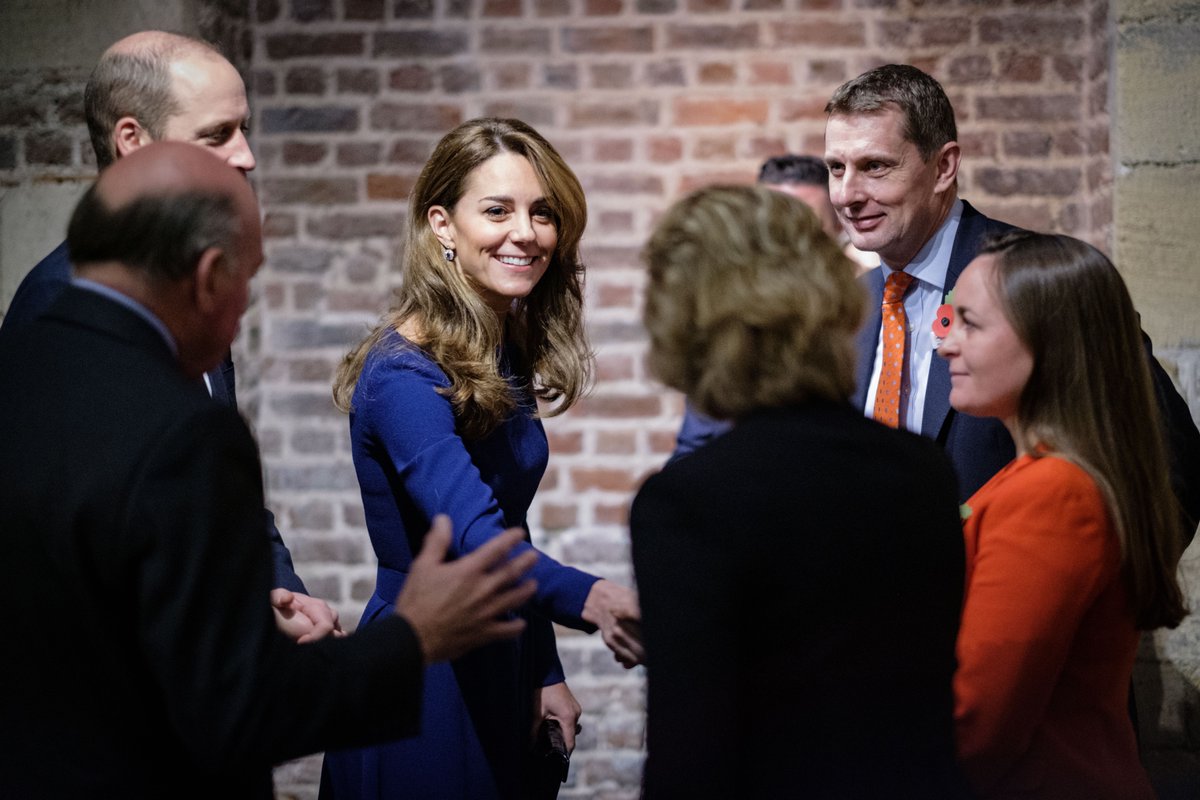 Очей не відвести! Кейт Міддлтон демонструє струнку фігуру в елегантній сукні трендового відтінку