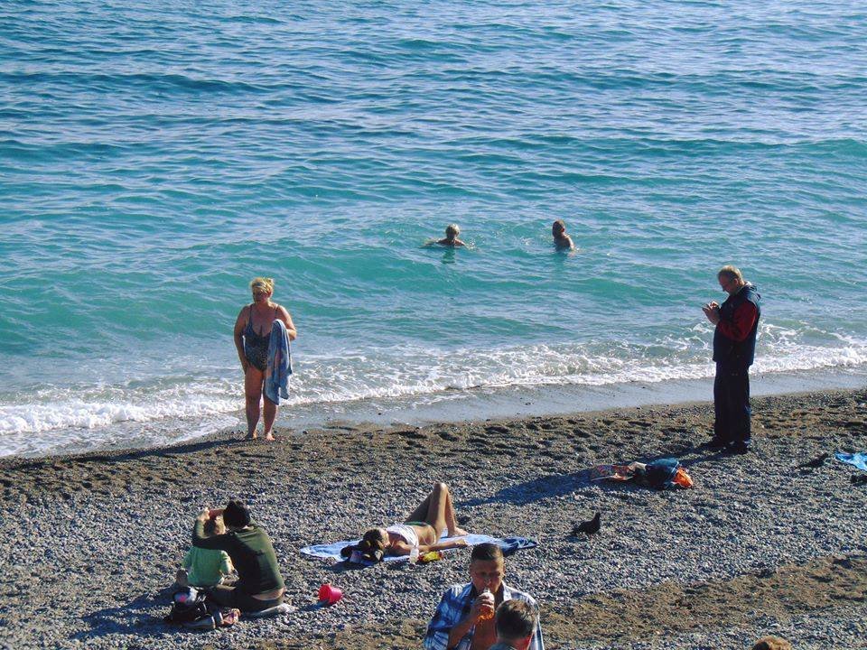 Такого не було навіть влітку: кримські пляжі заполонили відпочиваючі (фото)