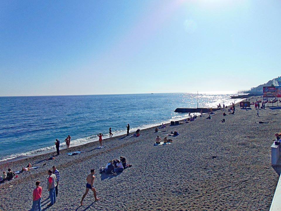 Такого не було навіть влітку: кримські пляжі заполонили відпочиваючі (фото)