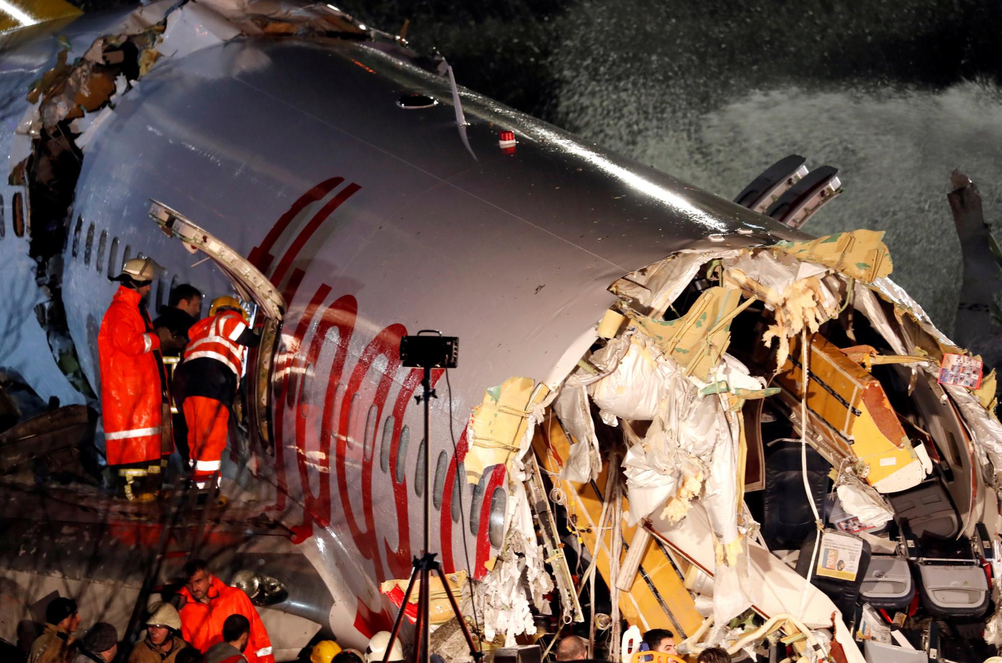 Падение самолета люди. Крушение Boeing 737 в Стамбуле. Боинг 737 катастрофа аэропорте. Катастрофа Boeing 737 в Стамбуле.
