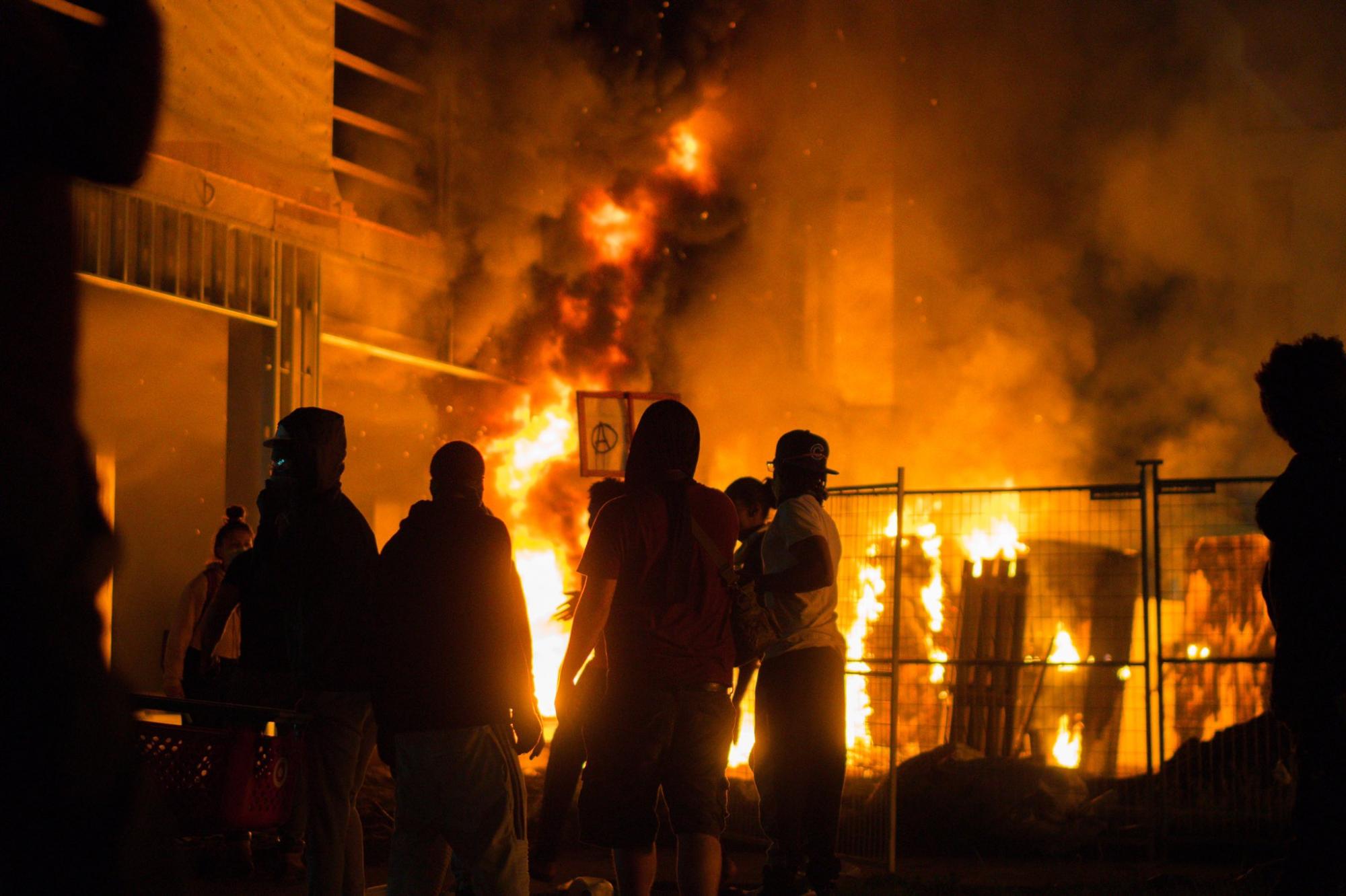 Поджоги и мародерство: власти Миннесоты просят ввести Нацгвардию