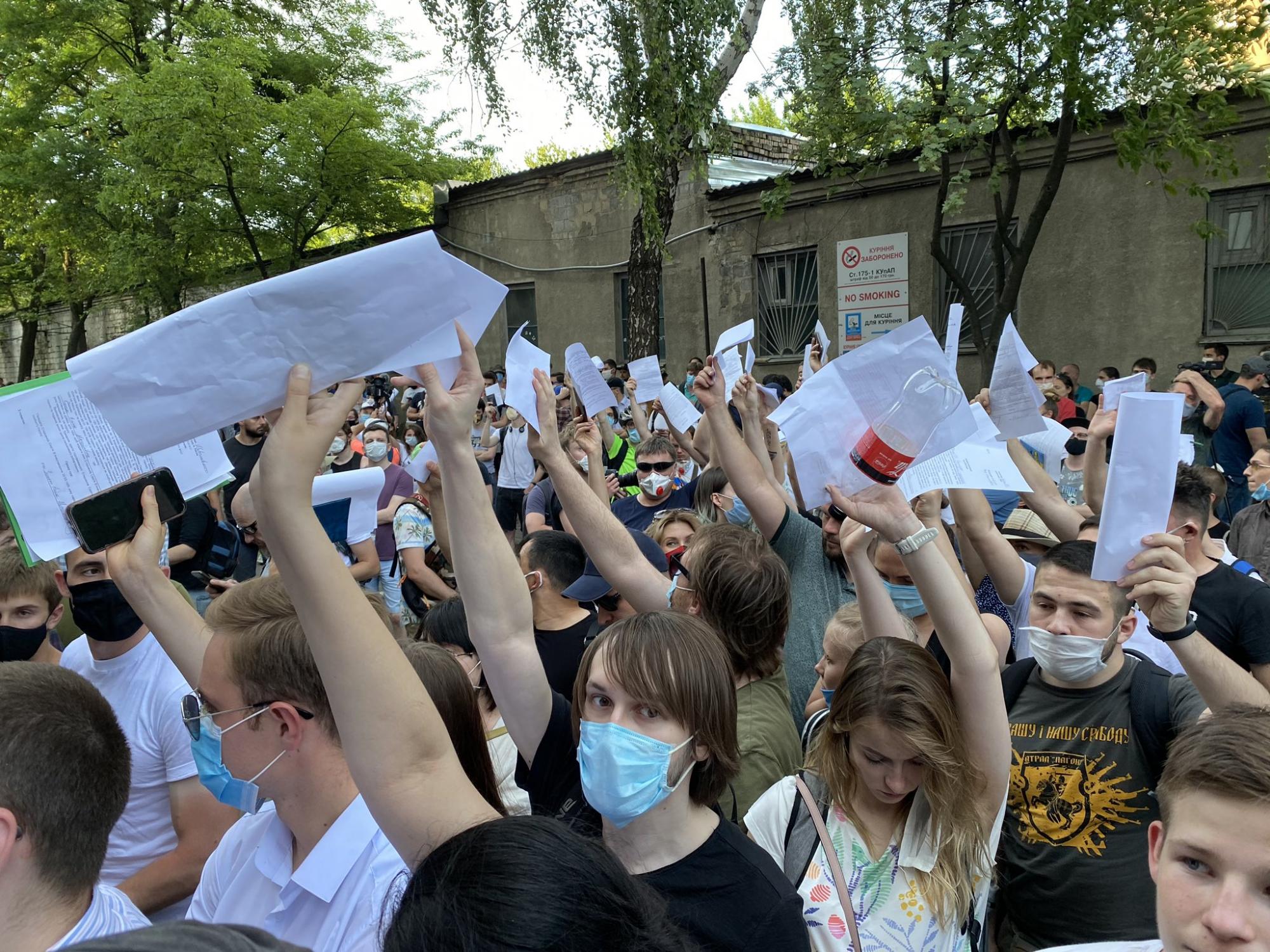 Біля Шевченківського суду нові сутички. Поліція посилила заходи безпеки