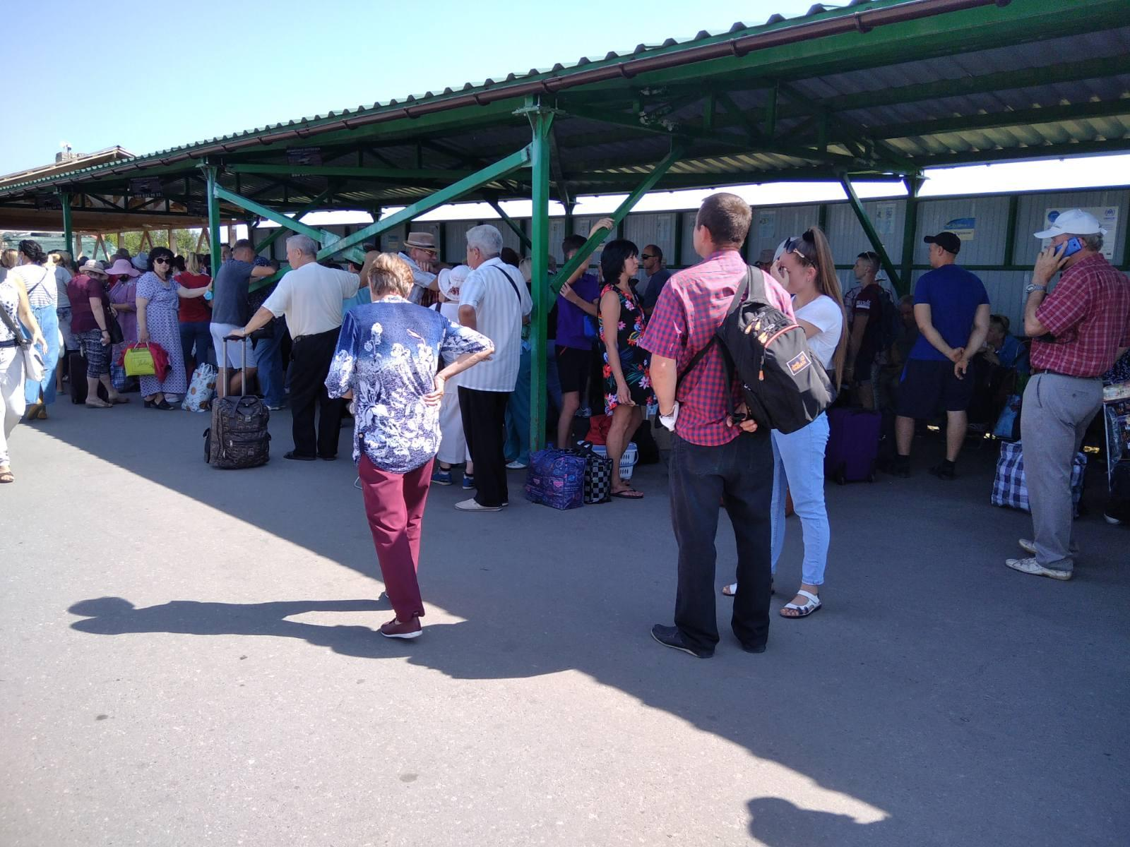 Через збій додатку &quot;Дій вдома&quot; на двох КПВВ на Донбасі утворилися великі черги