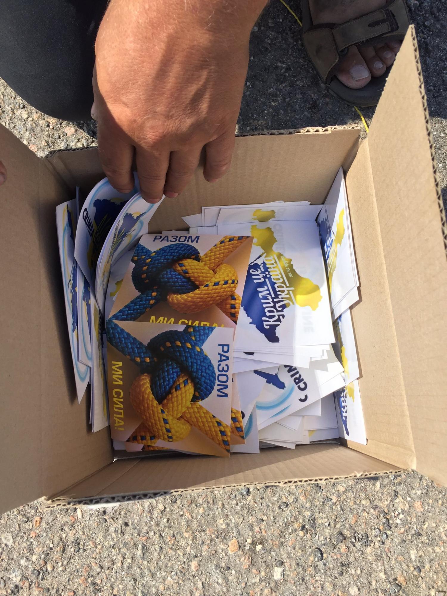 В Крим запустили гігантський прапор України на червоно-чорних кульках: відео та фото