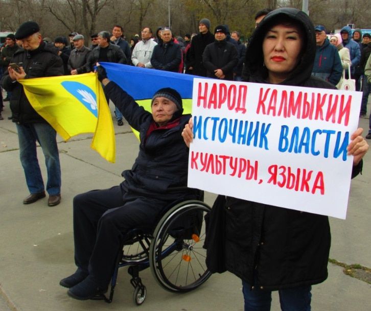 Росія тріщить по швах: в Калмикії тисячі людей вийшли на вулиці з прапорами України