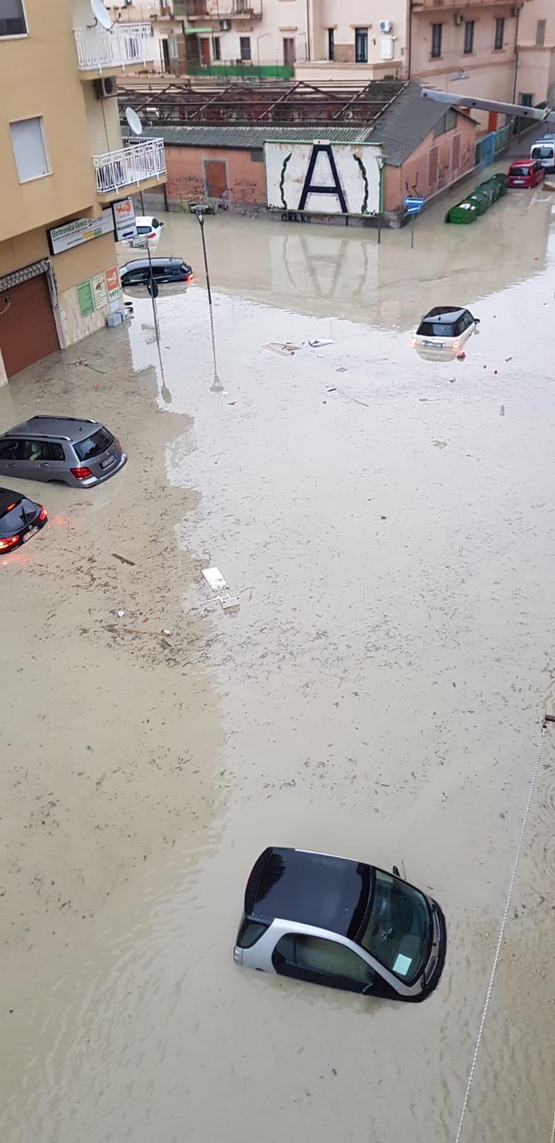 Юг Италии ушел под воду: фото и видео разрушительного наводнения