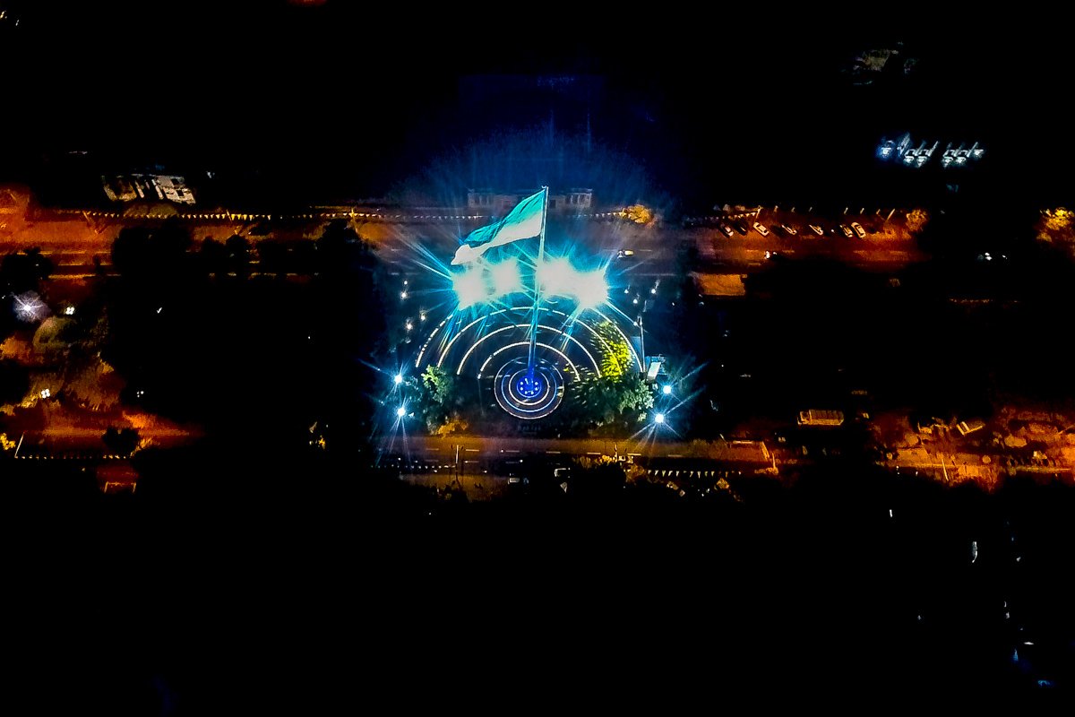 День флага: речь Зеленского, стяг-рекордсмен и на каких вершинах мира реет знамя Украины