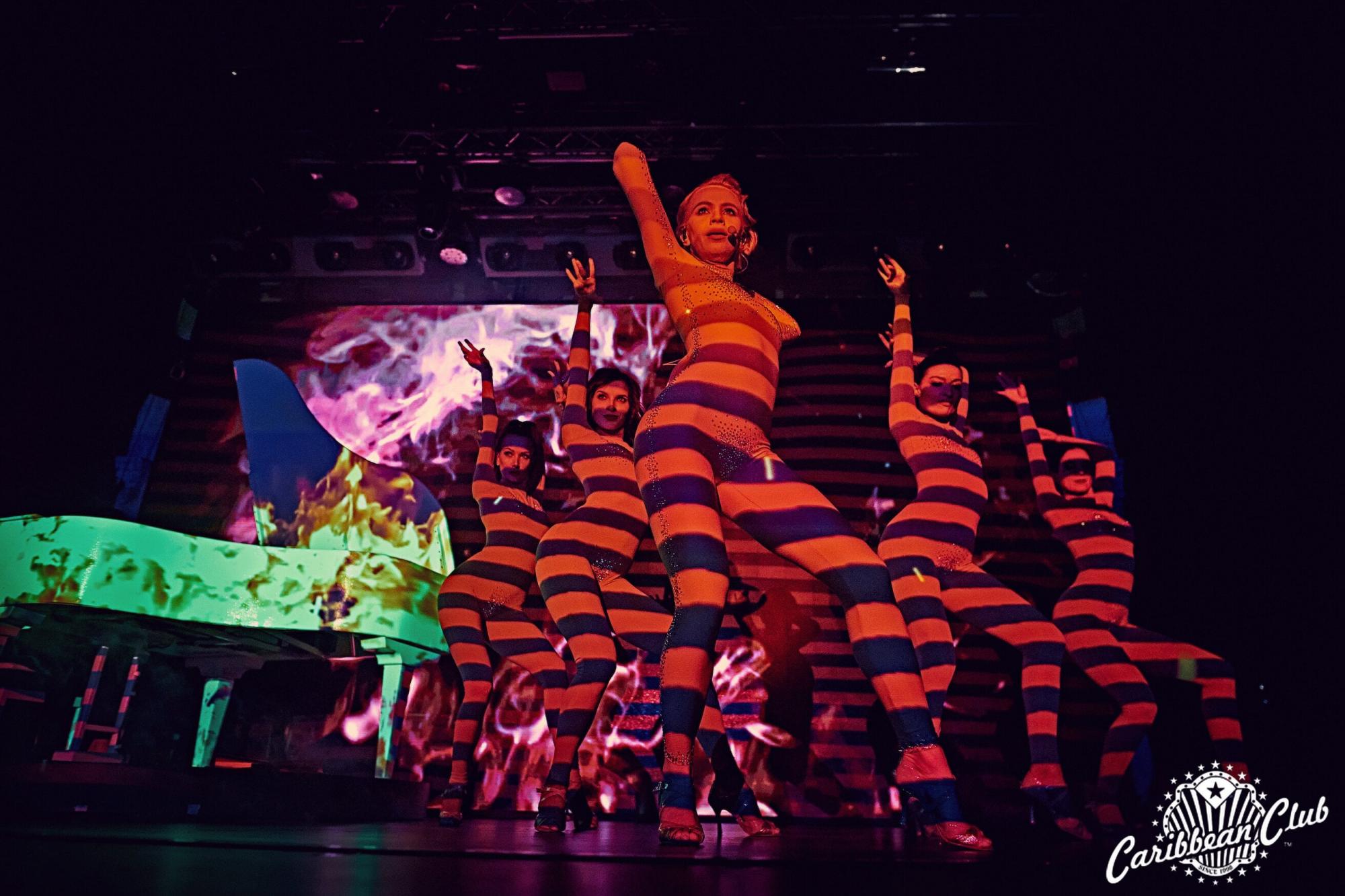 Звездные гости, танцевальная экспрессия и живой вокал: киевлян приглашают на эротическое варьете