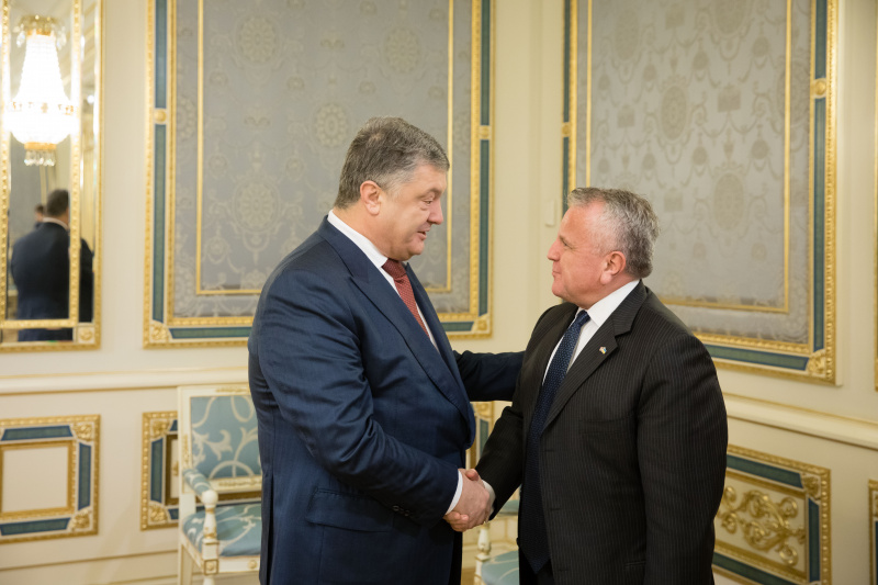 Порошенко договорился с заместителем секретаря Госдепа продлить санкции против России