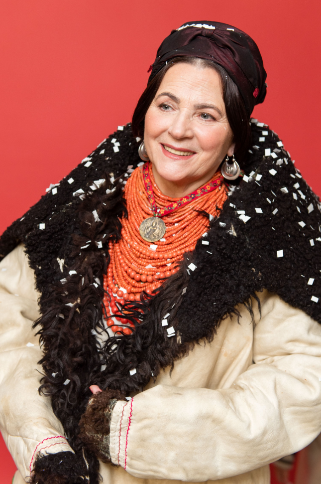 Ніна Матвієнко приміряла кожух на фото для "зоряного" благодійного календаря