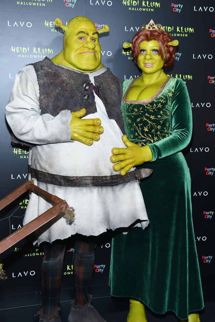 Шрек с Фионой, Барби и ангелы: яркие костюмы звезд на Хэллоуин 2018