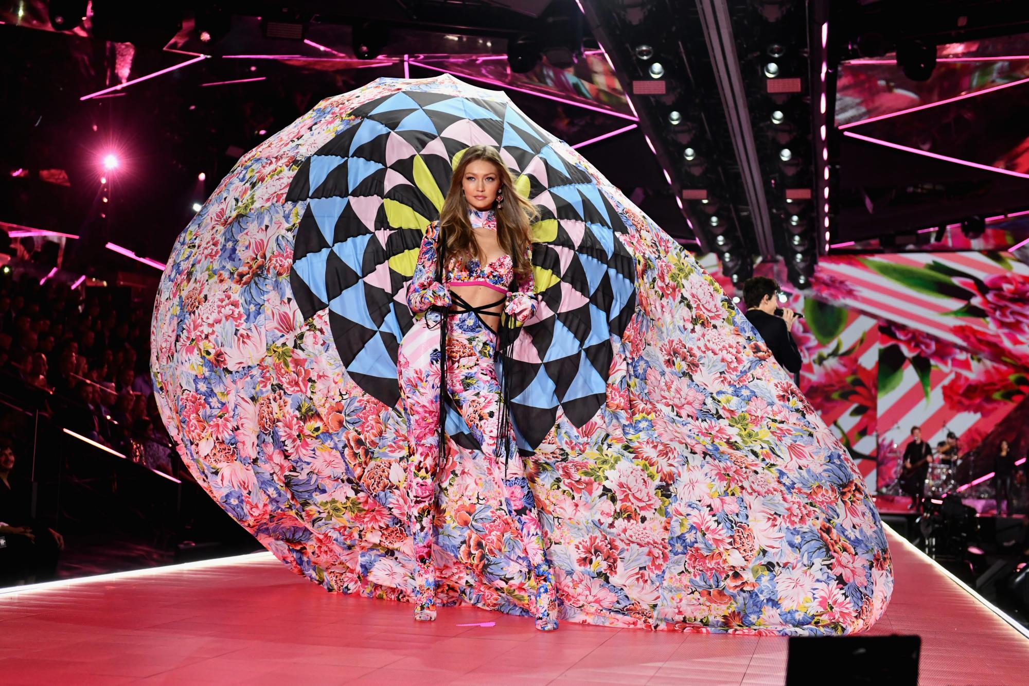 Victoria's Secret Fashion Show 2018: яскраві фото та відео з показу