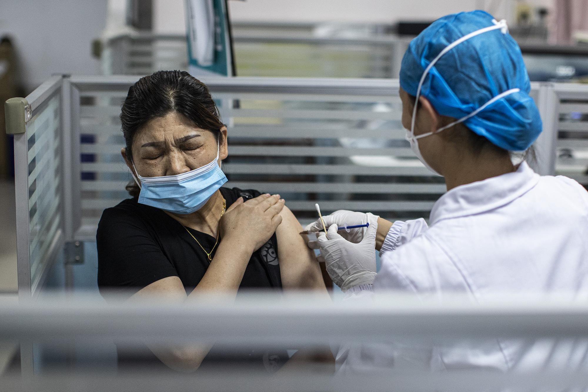 Всем укол. Кого в мире обязали к вакцинации и чего ждать украинцам