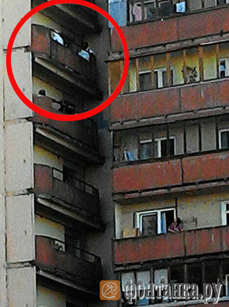 у будинку, де проходить спеоперация, видно особи в костюмах хімзахисту