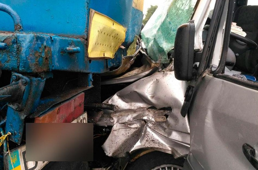 У Полтавській області зіткнулись маршрутка та молоковоз, постраждали 6 людей