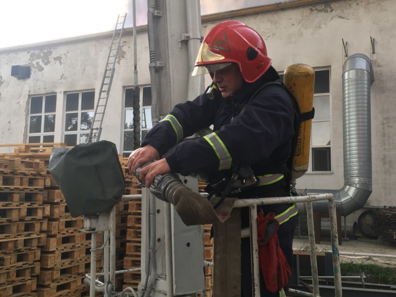 У Житомирі горять склади картонного комбінату