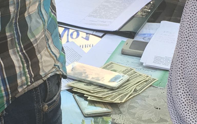 У Черкаській області прокурора та адвоката викрито під час одержання хабара