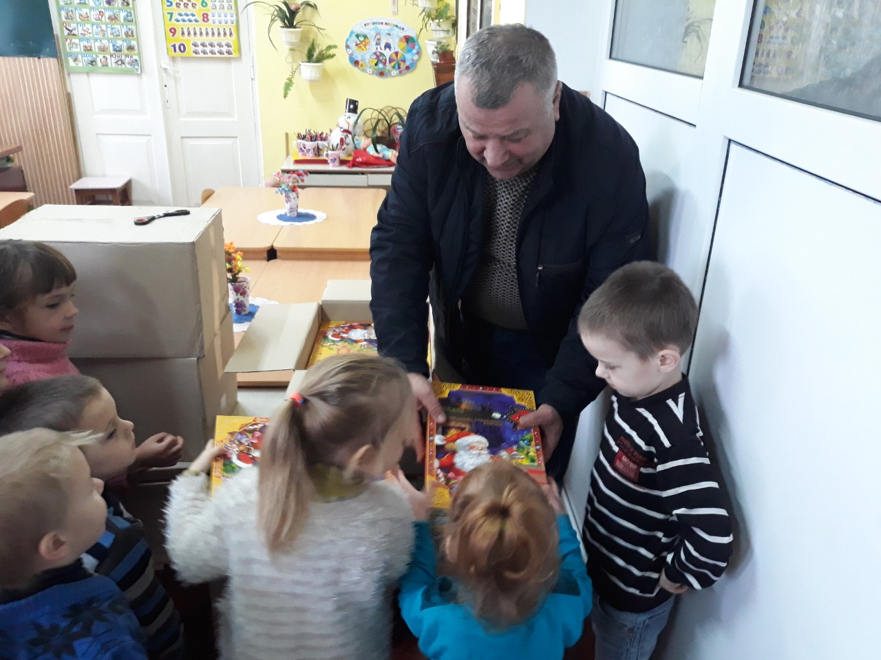 Укрлендфарминг Бахматюка подарил детям паевиков настоящий сладкий праздник