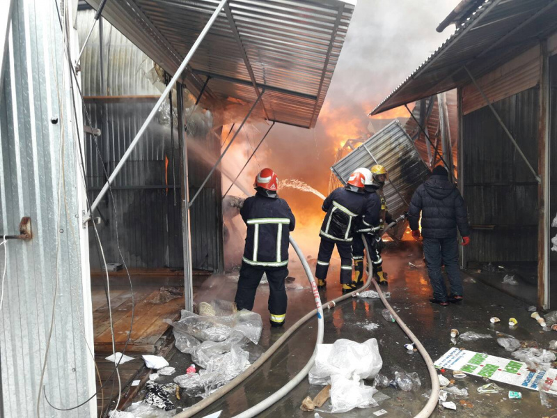 Пожар на рынке в Черновцах локализовали, - ГСЧС
