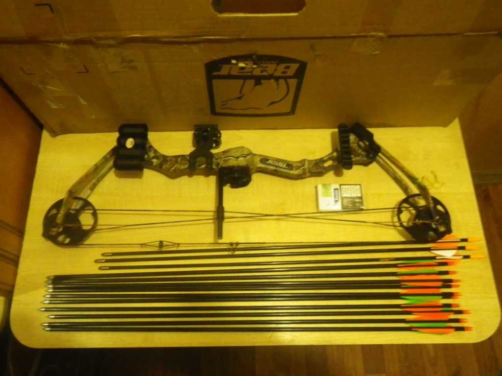 Українка намагалася провезти через адмінкордон з Кримом лук та стріли