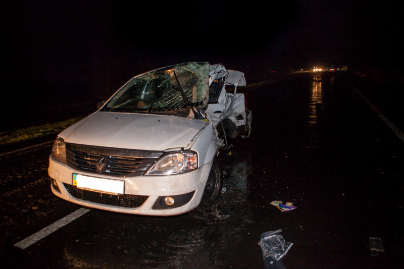 У Дніпрі автомобіль зіткнувся з вантажівкою, є жертви