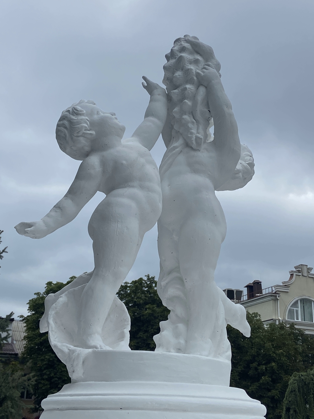 Чиновники "прикрасили" Херсон фонтаном у стилі "колгоспне рококо": на нього не можна дивитися без сліз