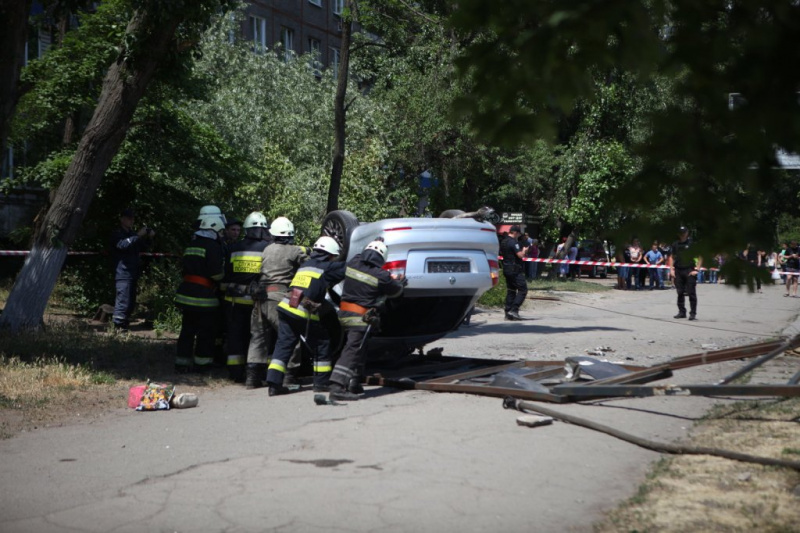 У Дніпрі автомобіль врізався в зупинку, є загибла