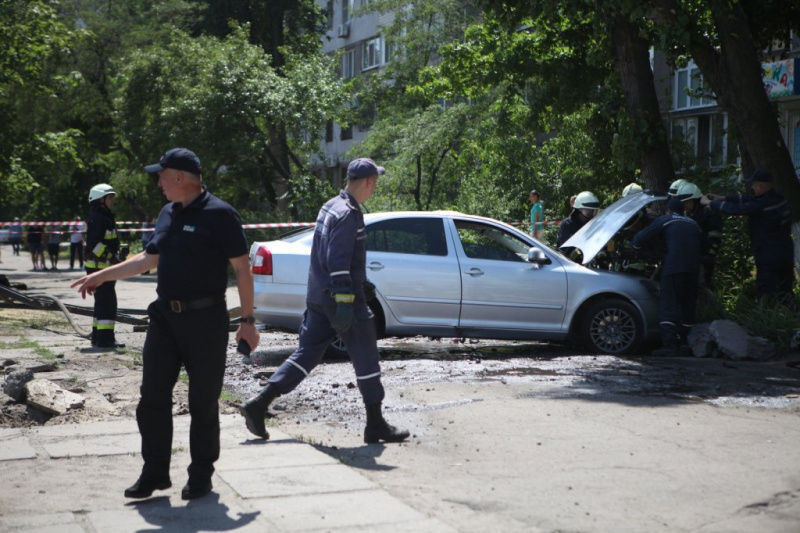 У Дніпрі автомобіль врізався в зупинку, є загибла
