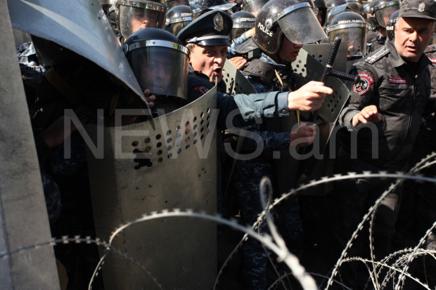 Поліція застосувала спецзасоби проти протестувальників в Єревані