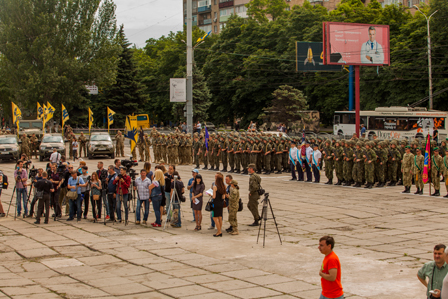 В Мариуполе военным парадом отметили вторую годовщину освобождения города