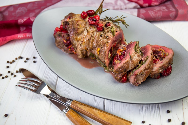 &quot;Очень по-новогоднему&quot;: сочный мясной рулет с ягодами