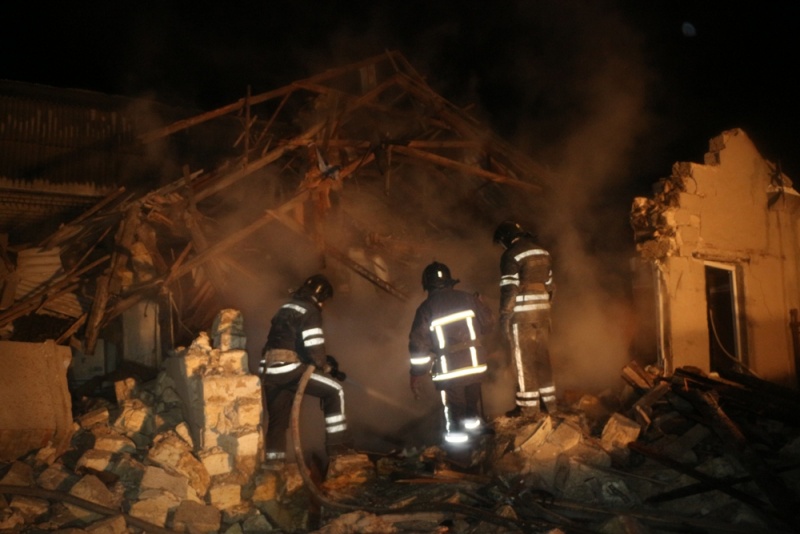 рятувальники гасять пожежу